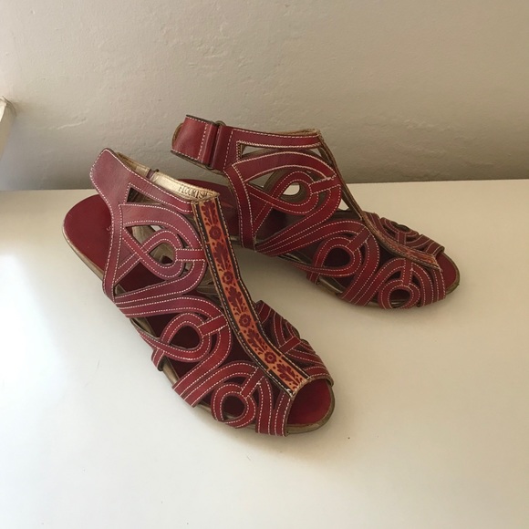Spring Step Sandals - Picture 3 of 6